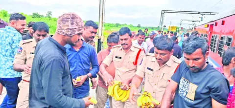 గుండ్రాతిమడుగు రైల్వే స్టేషన్లో కోణార్క్ ఎక్స్ప్రెస