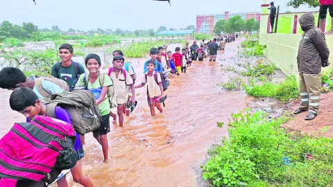ఆశ్రమ పాఠశాల జల దిగ్బంధం