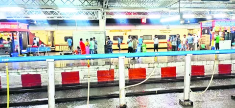 తుపాన్ ఎఫెక్ట్.. రైళ్ల రద్దు,  దారి మళ్లింపు, నిలిపివ