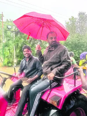 వర్షంలో చిక్కుకున్న పెళ్లి బృందం