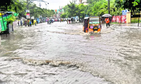 అధికారులు అప్రమత్తంగా ఉండాలి