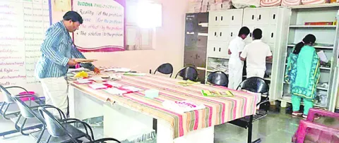 12 మందికి ఐదుగురే హాజరు?