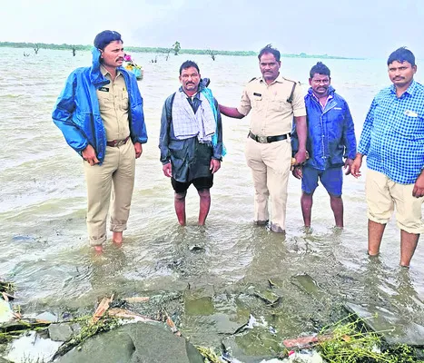 నదిలో చిక్కుకున్న వ్యక్తిని కాపాడిన పోలీసులు
