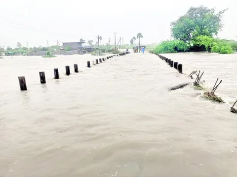 నిలిచిన రాకపోకలు..