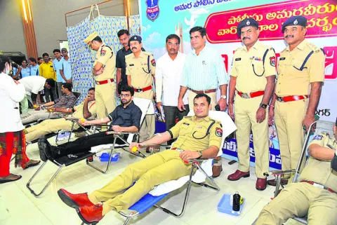 పోలీసుల రక్తదాన శిబిరం