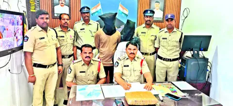 గంజాయి విక్రయిస్తున్న విద్యార్థుల అరెస్టు