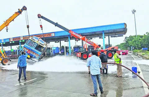 జాతీయ రహదారిపై కెమికల్‌ ట్యాంకర్‌ బోల్తా