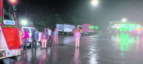 తాత్కాలికంగా వాహనాల నిలిపివేత