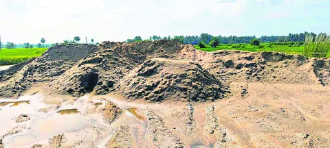 యథేచ్ఛగా ఇసుక అక్రమ రవాణా