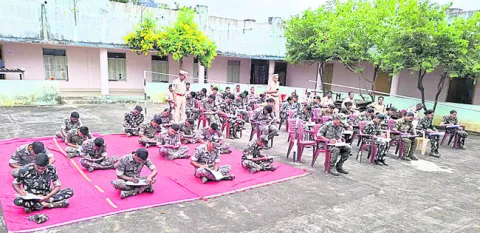 పోలీసులకు వ్యాసరచన పోటీ
