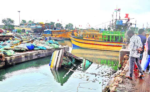 హార్బర్‌లో మునిగిన మరబోటు