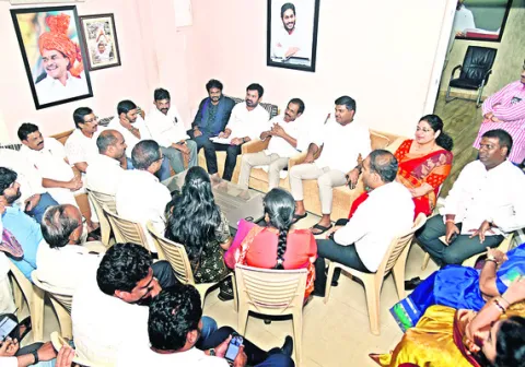 తుపాను బాధితులకు తక్షణం పరిహారం అందించాలి