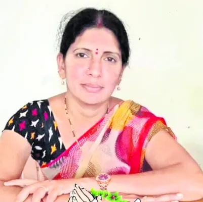 అప్పు చెల్లించాలని వేధింపులు.. మహిళా ఉద్యోగి బలవన్మరణం