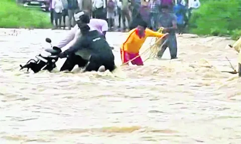 ఇద్దరిని కాపాడిన ఎన్‌డీఆర్‌ఎఫ్‌ బృందం