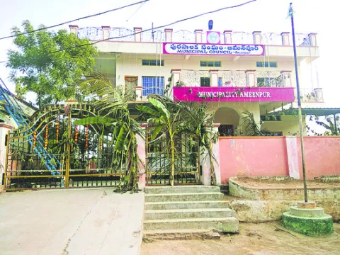 అక్రమాలకు ‘అండదండ’లు