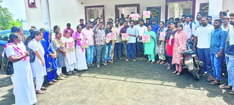 కార్యదర్శిపై దౌర్జన్యం చేసిన వారిపై కఠిన చర్యలకు డిమాండ