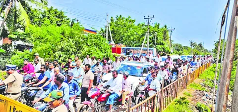 పోలీసుల ఆంక్షలు.. ప్రజలకు అవస్థలు 