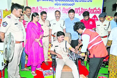 పోలీసుల రక్తదానం 
