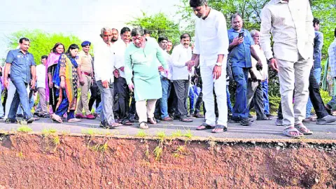 కొట్టుకుపోయిన కల్వర్టు.. పరిశీలించిన మంత్రి