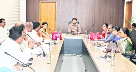 నర్సింగ్‌ కళాశాల ప్రారంభానికి ఏర్పాట్లు చేయాలి 