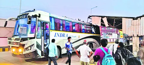 ఇంద్ర ఏసీ బస్సుకు తప్పిన ప్రమాదం 