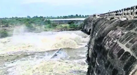 జూరాలకు స్వల్పంగా కొనసాగుతున్న ఇన్‌ఫ్లో 