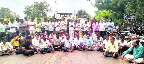 రోడ్డెక్కిన సోయా రైతులు