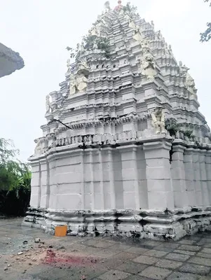 పానగల్లు వేంకటేశ్వర  ఆలయంలో కూలిన విగ్రహం
