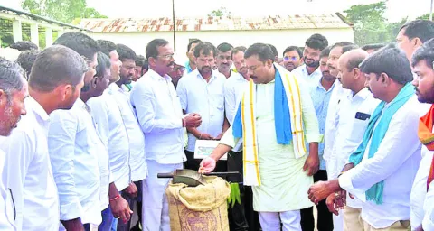 విగ్రహ ప్రతిష్టాపనోత్సవాలు ఘనంగా నిర్వహించాలి