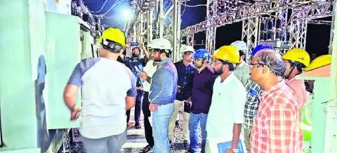 పిడుగుపాటుతో విద్యుత్‌ శాఖకు భారీ నష్టం 