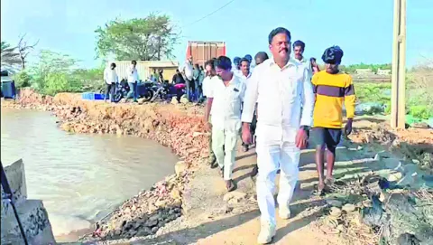 తుపాను బాధితులను ఆదుకోవాలి
