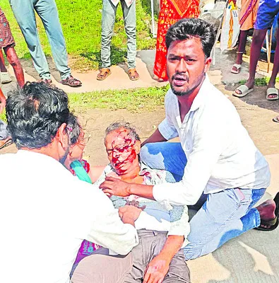 కుమార్తె వివాహ శుభలేఖలు ఇచ్చేందుకు వెళ్తూ.. 