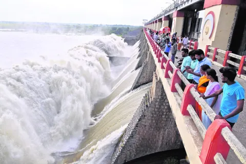 మూసీకి పోటెత్తిన వరద