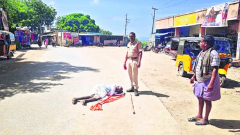 మానవత్వం చాటుకున్న ఎస్‌ఐ 