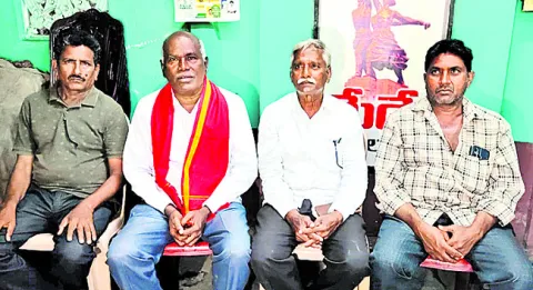 మోంథా తుఫాన్‌తో నష్టపోయిన రైతులను ఆదుకోవాలి 