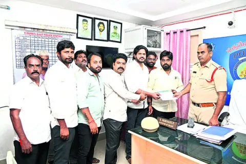 కోడూరుపై కేసు నమోదు చేయాలి