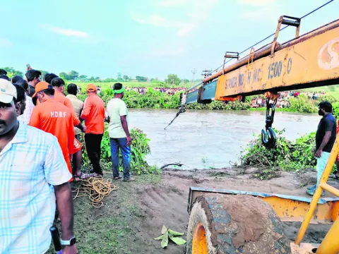 ఇంకా బయటపడని డీసీఎం వ్యాన్‌