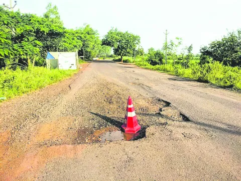 రహదారులు ధ్వంసం