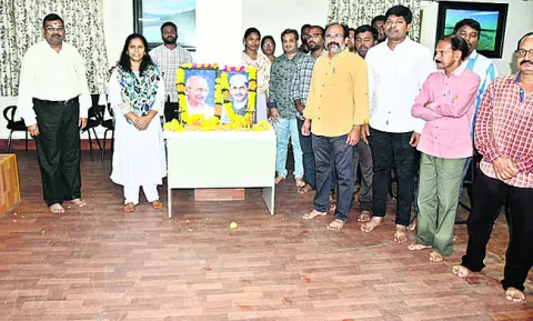 గాంధీ మార్గం అనుసరణీయం 