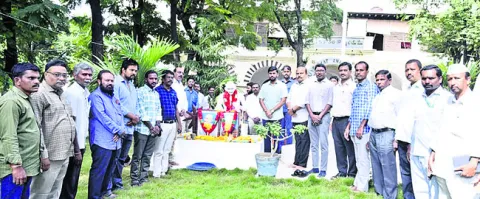 మహనీయుల జీవితం ఆదర్శప్రాయం 