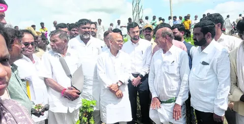 వరద ప్రభావిత ప్రాంతాల్లో పర్యటన 