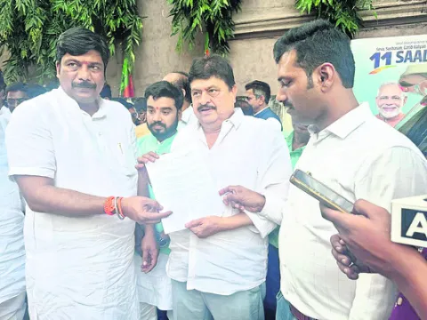 హైవేకు సర్వీసు రోడ్లు ఏర్పాటుచేయించండి