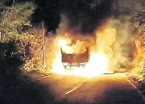 షార్ట్‌ సర్క్యూట్‌తో ట్రక్కులో మంటలు 