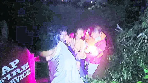 నదిలో దూకాడు.. రక్షించాక పరారయ్యాడు.. 