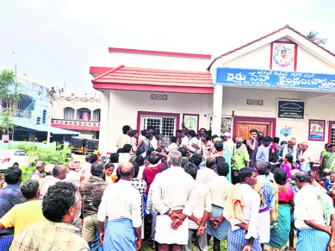 యూరియా కోసం పడిగాపులు