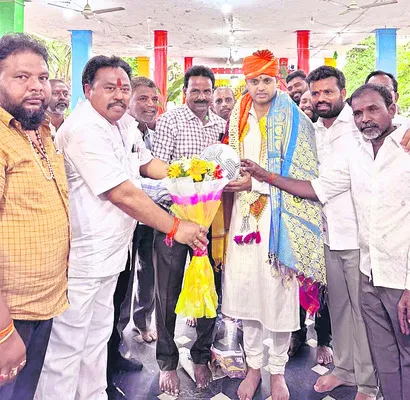 ప్రముఖుల ప్రత్యేక పూజలు 
