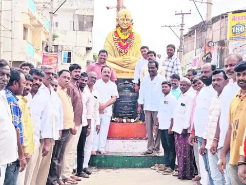 గాంధీజీ జీవితం అందరికీ ఆదర్శం 