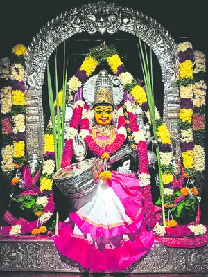 రాజరాజేశ్వరిదేవిగా వర్గల్‌ అమ్మవారు