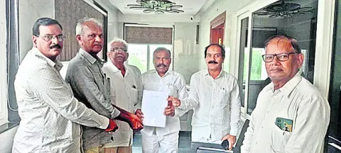 ‘ఉక్కు ప్రైవేటీకరణకు వ్యతిరేకంగా పార్లమెంట్‌ వద్ద నిరసన