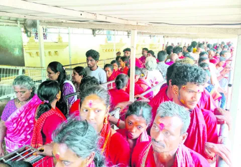 ఎరుపెక్కిన శ్రీవారి క్షేత్రం 
